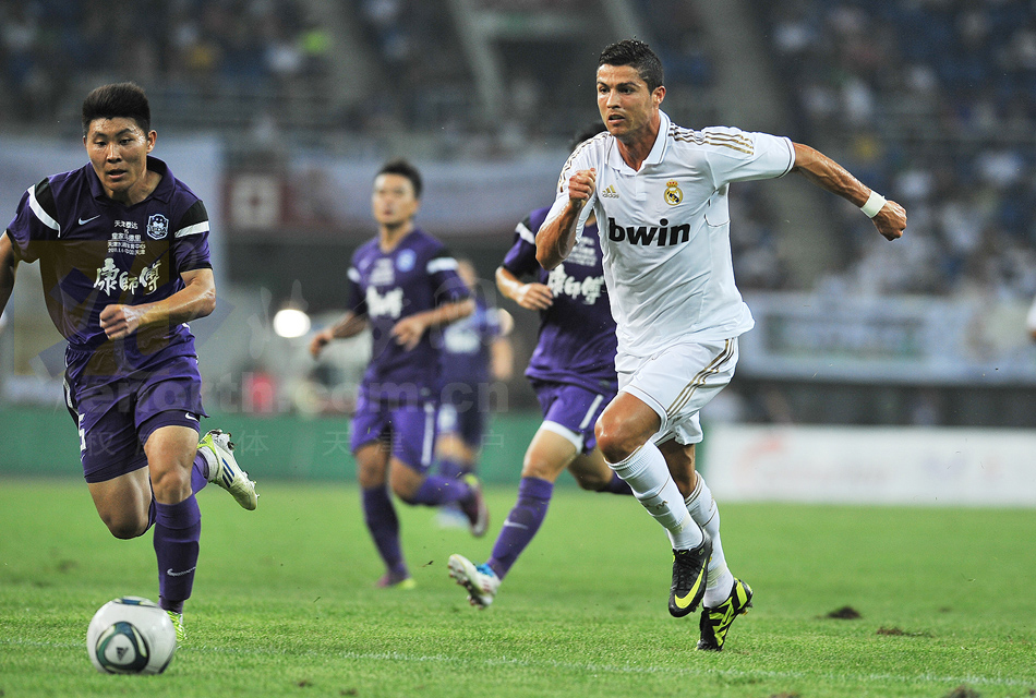 泰达队球迷助威声势浩大，助力球队取胜