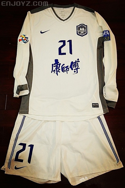 泰达队球迷助威声势浩大，助力球队取胜