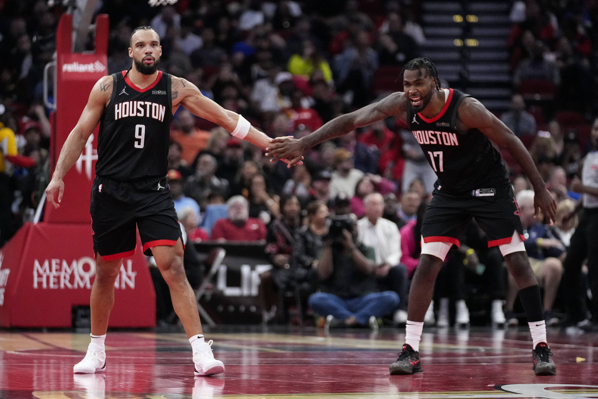 火箭客场大胜老鹰,保持不败之地 火箭客场大胜老鹰,保持不败之地