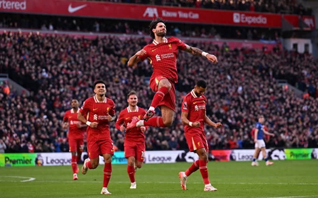 超级球星猛烈进攻，带领球队赢得胜利的简单介绍