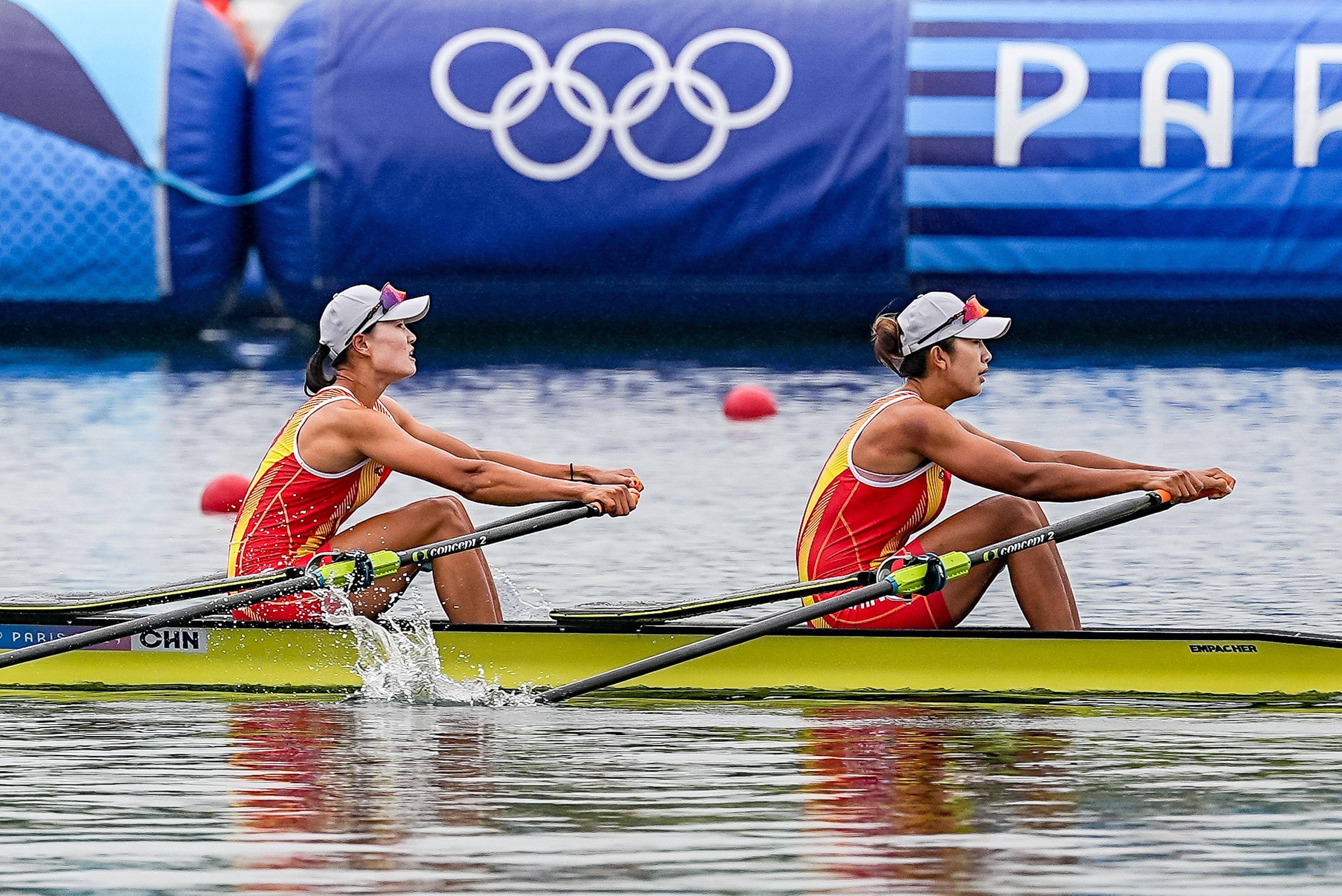 关于赛艇项目上演激烈角逐，选手们奋力划桨争夺胜利的信息