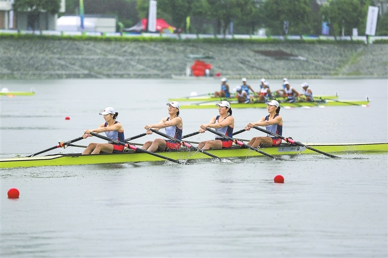 关于赛艇项目上演激烈角逐，选手们奋力划桨争夺胜利的信息