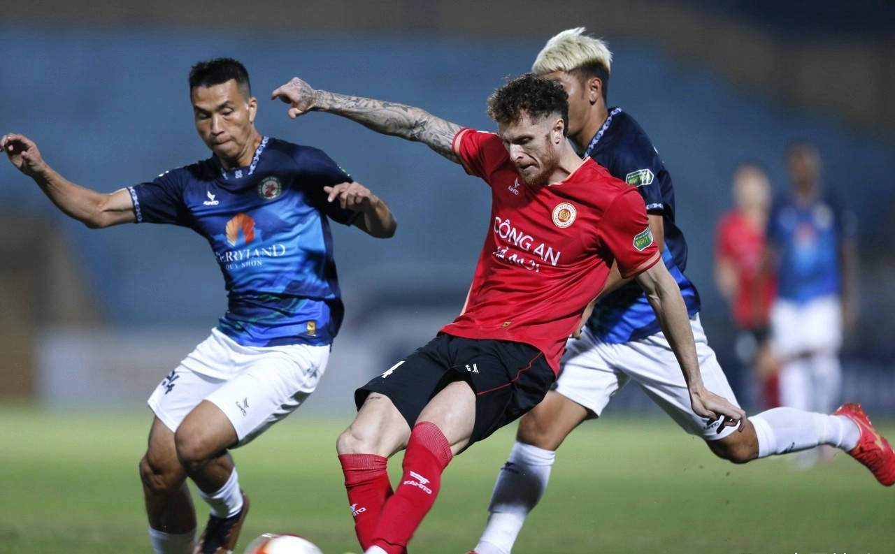 巴西球员在比赛中表现抢眼,赢得观众喝彩 巴西球员在比赛中表现抢眼,赢得观众喝彩