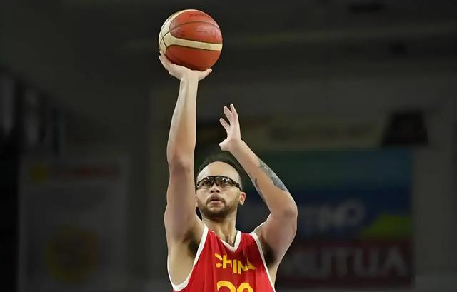 北京男篮在比赛中展现出生猛一面，击败对手