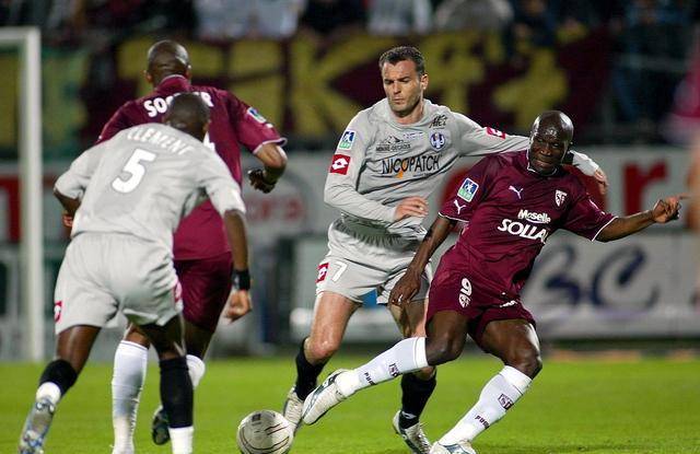 法兰克福主场大胜,暂时占据积分前列的简单介绍 法兰克福主场大胜,暂时占据积分前列的简单介绍