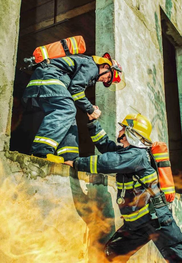 关于铁血拼搏！全队拼尽全力，赢得胜利的信息