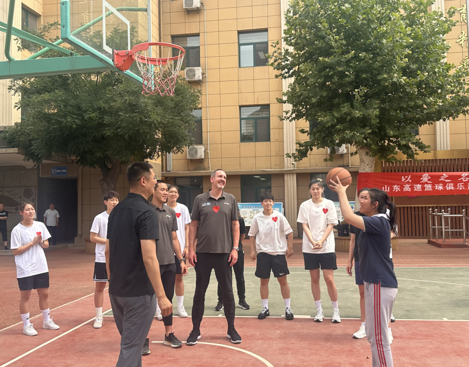 一名篮球队员因发挥优异而受到社会关注 一名篮球队员因发挥优异而受到社会关注