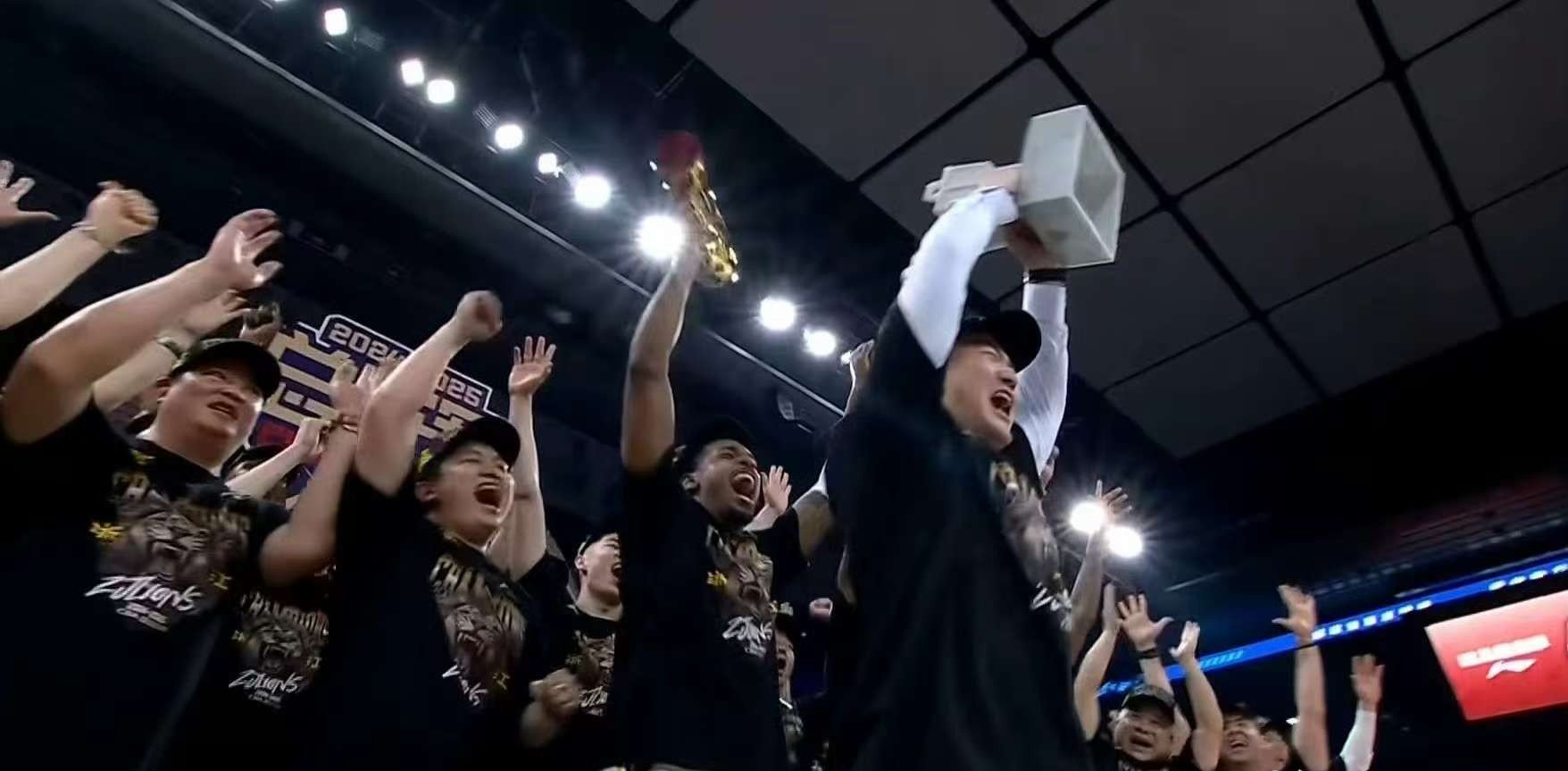 篮球比赛现场球迷持续加油鼓劲 篮球比赛现场球迷持续加油鼓劲