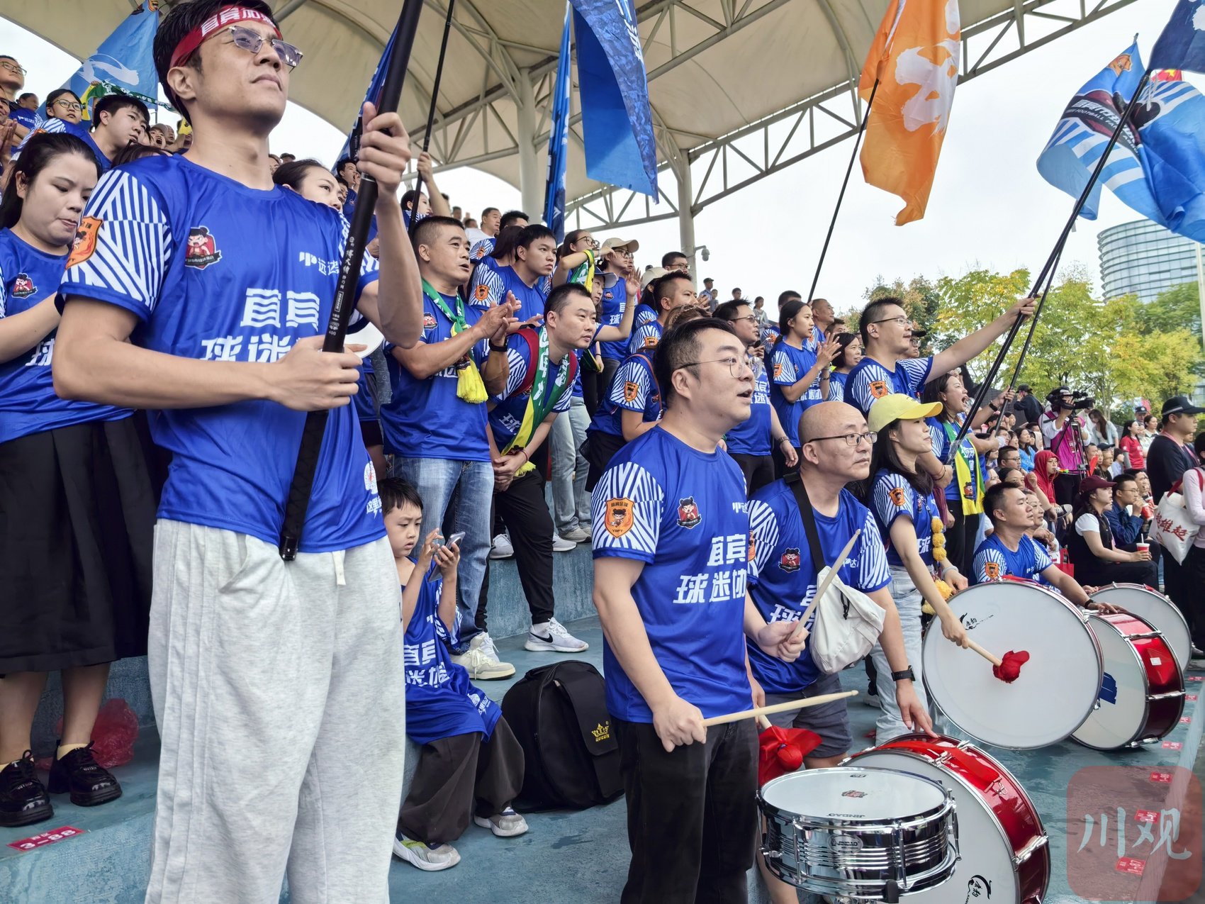 篮球比赛现场球迷持续加油鼓劲 篮球比赛现场球迷持续加油鼓劲